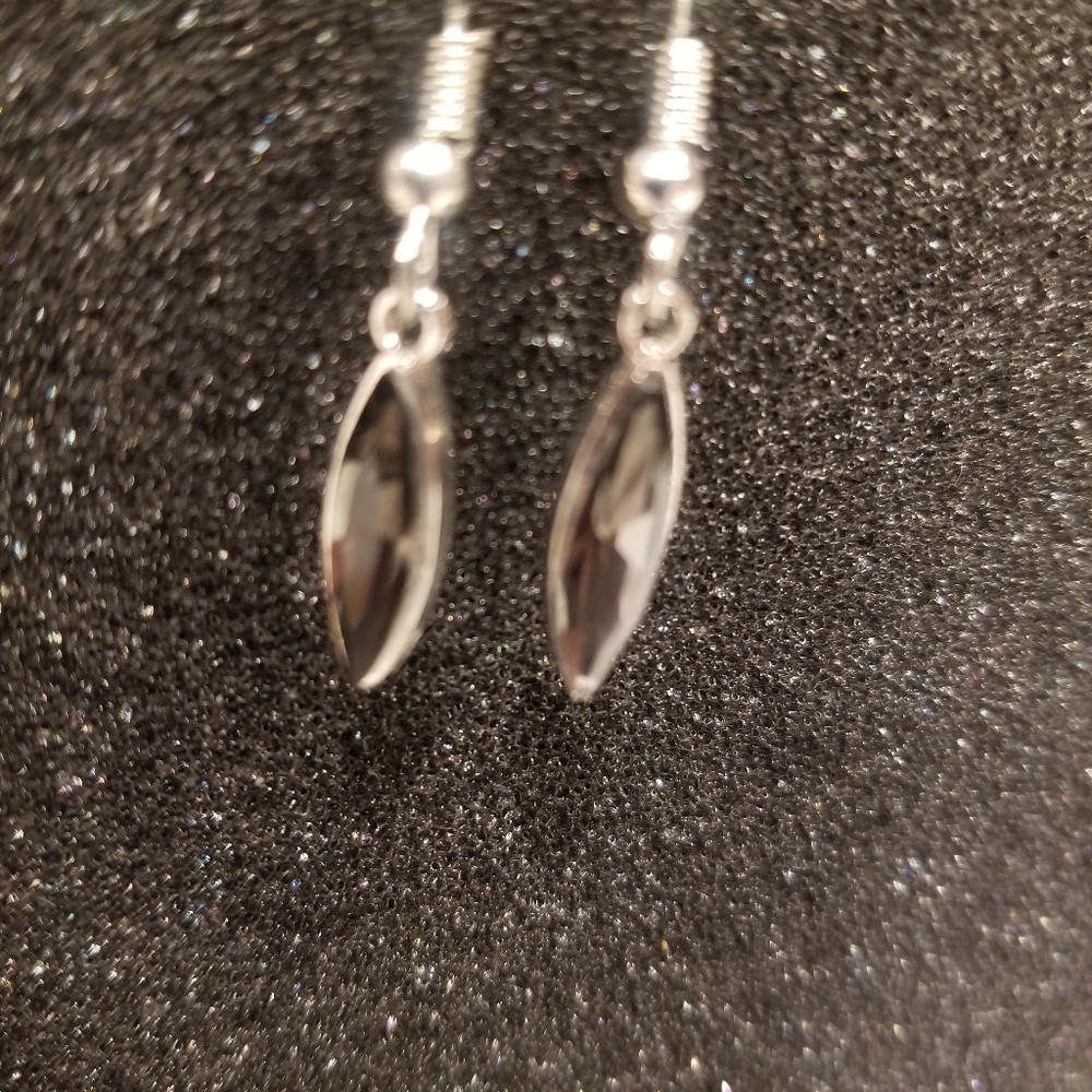 7/$10 item - Rhinestone earrings